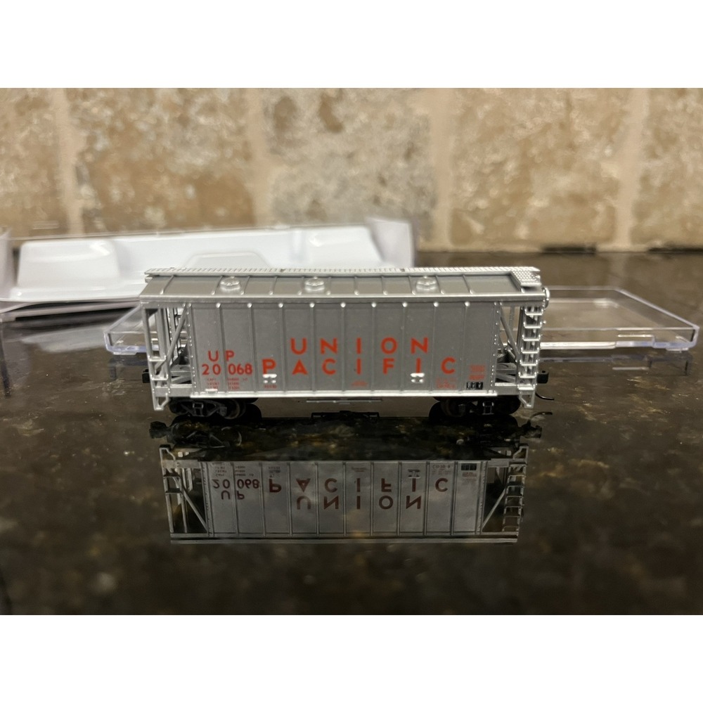 Silver 40' Airslide‎ Hopper Car Union Pacific #20068 Atlas Trains